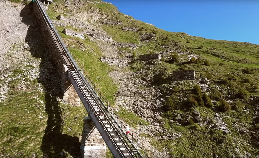 Tor kolejki ze schodami na górę Niesen w Szwajcarii