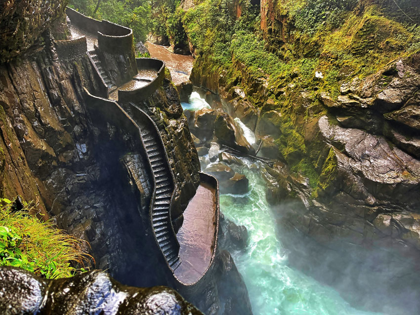 Schody przy wodospadzie Pailon del Diablo w Ekwadorze