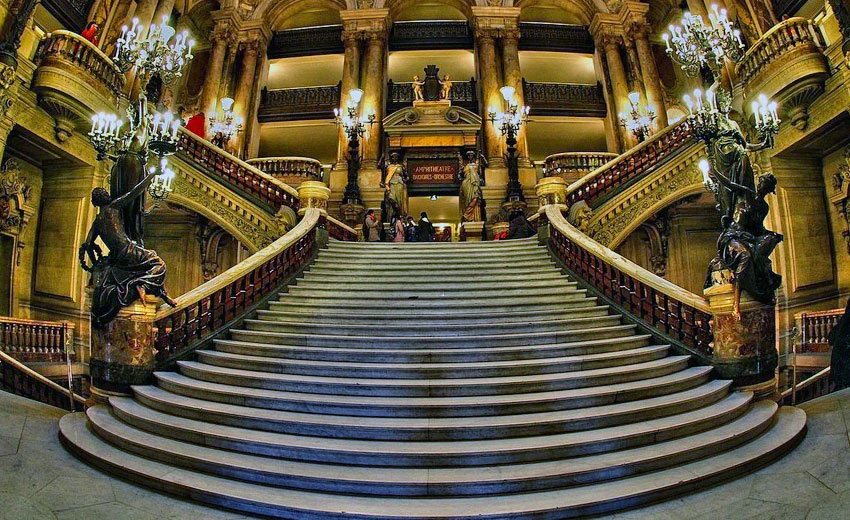 Schody w operze Palais Garnier - widok z dołu