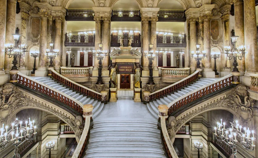 Schody w operze Palais Garnier w Paryżu