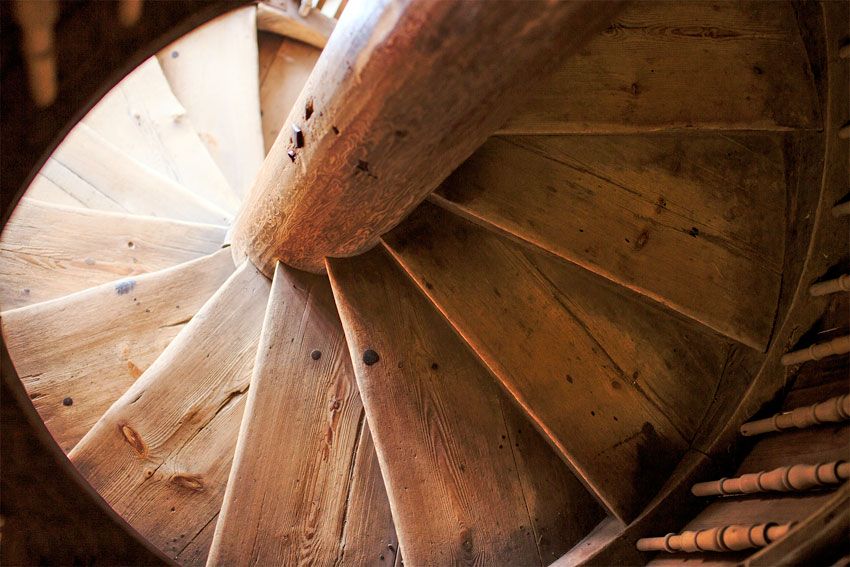Spiralne schody drewniane