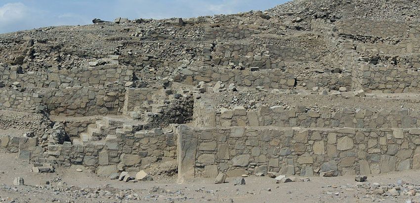Schody przy piramidzie Caral w Peru